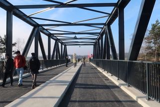 U Plzně zprovoznili přenesený unikátní most - Novinky