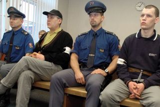 Trojnásobný vrah Pacovský opustil po 20 letech vězení, míří do detence - Novinky