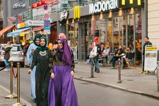 Němečtí Zelení chtějí prosadit islamizaci pomocí zákona. Navrhují státní podporu, výuku islámu či rušení zákazů šátků - Echo24.cz