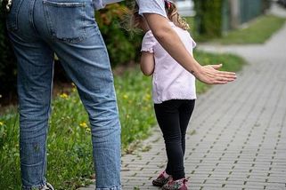 Žena se zastala cizího dítěte. Na sociálních sítích dostala čočku