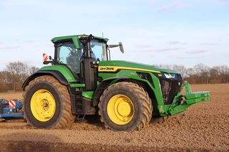 John Deere 8R 540: první jízda s nejvýkonnějším standardním traktorem na světě