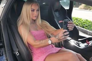 Alisha Lehmann je prý nejkrásnější fotbalistka světa. Má ráda auta a umí se s nimi vyfotit - Garáž.cz