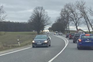 Plná čára? Nevadí, předjíždět se může. Dopravní expert potvrdil „novinku“, kterou většina řidičů považuje za nepřijatelnou