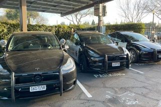 Policisté si pořídili elektromobily Tesla. Po necelém roce se jich radši zbavují
