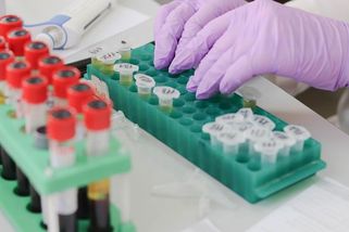 Věda kolabuje, konstatuje NKÚ. Není divu, ovládla ji ideologie a rozhazování - Médium.cz