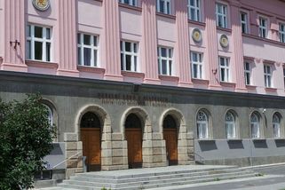 Dotěrný důchodce z Klatov dovedl správkyni domu na pokraj zhroucení. Půjde k soudu - Novinky