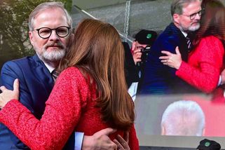 Petr Fiala vytáhl na pódium manželku Janu