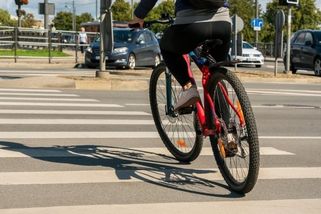 Cyklista na chodníku? Chodci zuří a policie varuje: Nejste chodec, ale řidič. Pokuty jsou tvrdé
