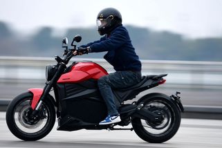 Mezi v Česku prodávanými motorkami se nám rozmohl nový trend. Každý desátý stroj je alternativní - Garáž.cz