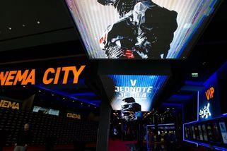 Kino jako hodně drahá zábava. Multiplex účtuje poplatek i za koupi vstupenky on-line - Novinky