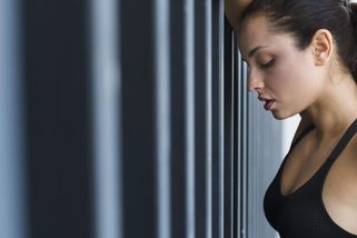 „Chlapům se musí vyhovět“: Trenér tři roky zneužíval 15letou českou atletku. Vše začalo masážemi - Médium.cz