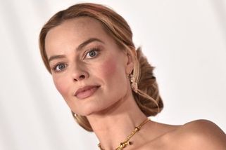 ŽENA-IN - Naprosto úchvatná Margot Robbie: Na premiéru oblékla dechberoucí róbu a náhrdelník po Elizabeth Taylor