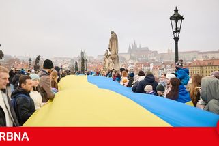 Lidé na Karlově mostě oslavili Den jednoty Ukrajiny, nesli několikametrovou vlajku