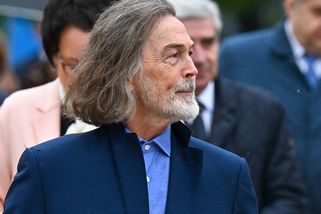 Na darovaném portrétu od Putina je Trump se zaťatou pěstí. Ruský malíř ukázal světu své dílo - Novinky