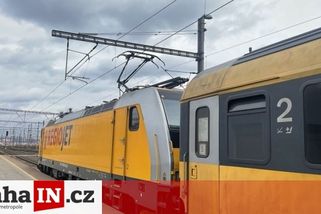 prahain.cz/doprava/chaos-na-kolejich-regiojet-rozsazuje-cestujici-21440.html