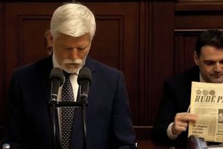 Macinka si při Pavlovu proslovu listoval Rudým právem | Novinky.cz: Domácí