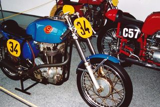 Historie motocyklů ESO a Jawa, které z Divišova dobyly svět - Garáž.cz