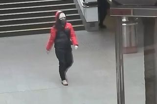 Žena zbila v metru jinou cestující kvůli špatně nasazené roušce - Novinky