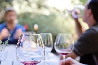 Na rodinné oslavě se tchán opil a začal vyprávět to, co nikdy neměl říct - Médium.cz