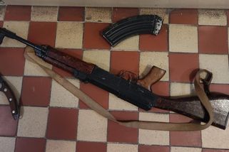 Muž chtěl v Pardubicích požádat souseda, aby ztlumil hudbu. Otevřel se samopalem v ruce - Novinky