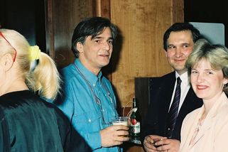 Na první hamburger v retro Mekáči si v roce 1992 frontu vystál Jiří Bartoška nebo Josef Abrhám - Médium.cz