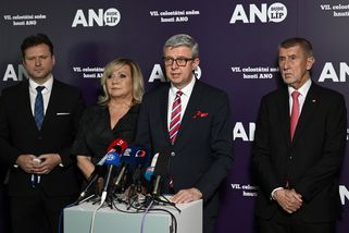 Estéti mezi dinosaury. Babiše před spravedlností o...