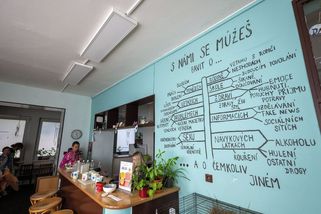 Místo odpočinku druhá směna. Sociální pracovníci si musejí přivydělávat jako taxikáři či uklízečky - Novinky