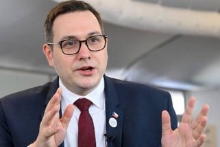 Lipavský si podal přihlášku na vysokou školu. Připomněl se tím i Mynářův výrok: „Magistr... pardon, bakalář“