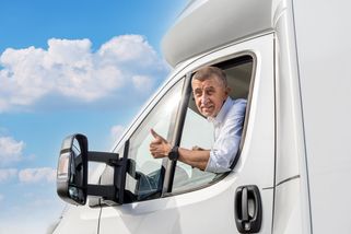 Mají poslanci pracovní dobu? Babiš má čas jezdit karavanem