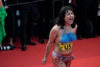 Nahá žena vběhla mezi celebrity na koberec v Cannes. Protestovala proti znásilňování - Super.cz