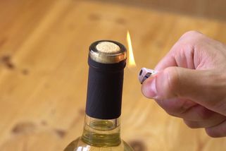 Jde víno otevřít zapalovačem? | Jak na to