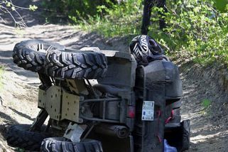 Tragický konec policejní honičky na Chrudimsku: Řidič čtyřkolky zraněním podlehl