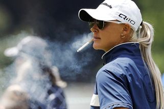 Seznamte se s golfistkou, kterou proslavilo cigáro v puse: Tahle blondýnka patří mezi nejvíc sexy sportovkyně - Super.cz