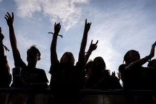 Na koncert bez peněženky. Lidé se zlobí, pořadatelé platební náramky hájí - Novinky