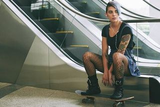 Znuděná mládež obtěžuje zákazníky obchoďáků. Situaci řeší i sociální pracovníci