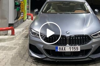 Dvě gorily z BMW si šly vyřídit účty s řidičem SEATu. Pěstní útok za bílého dne končil překvapením (VIDEO)