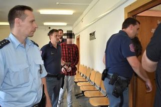 Mladíci obvinění z vraždy 13letého v Děčíně stanuli před soudem. Oba se přiznali