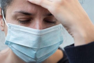 Další dva nové symptomy covidu. Epidemiologové varují před katastrofou