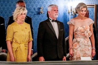 Královna Máxima si během návštěvy Prahy nechala to nejlepší na konec. Do divadla přišla ve vintage šatech Valentino