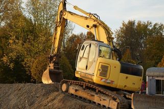 Muž se v Německu vydal na divokou jízdu ukradeným bagrem. Policie ho zastřelila - Novinky
