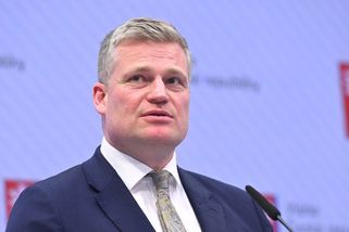 Turek se s takovou angličtinou ani nedomluví, nechápal Vondra. Dostálová se kolegy zastala