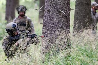 Budíček v pět, zbraň neustále u sebe. Středoškoláci cvičí s armádou - Seznam Zprávy