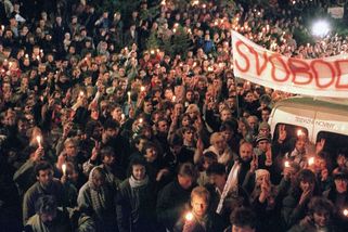 Nad 17. listopadem: Revoluce, nebo předání moci? - Novinky