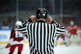 Chybující rozhodčí zničili olympijský sen českých hokejistů - Médium.cz