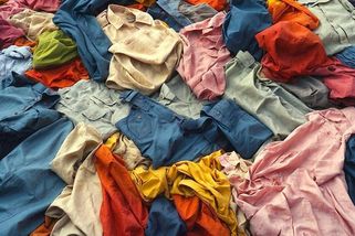 i60.cz: Od roku 2025 začne platit povinný sběr textilu. Místa pro jeho ukládání zřídí obce