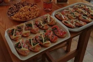 Radní z SPD vyzdobil chlebíčky písmenem Z, řeší jej policie