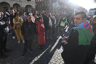 Romové demonstrovali v Náchodě, bojí se o svou bezpečnost - Novinky