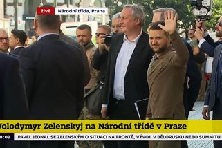 Zelenskyj se poklonil u pamětní desky na Národní třídě. Kolemjdoucí tleskali - Novinky