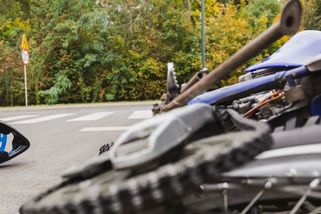 Motorkář zemřel po střetu s autem na křižovatce na Novojičínsku - Novinky