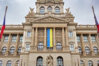 Průzkum: Většině Čechů vadí vyvěšování cizích vlajek na státních budovách